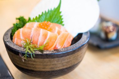 Japonya Çiğ somon dilimi veya Japon tarzı taze somon balığı