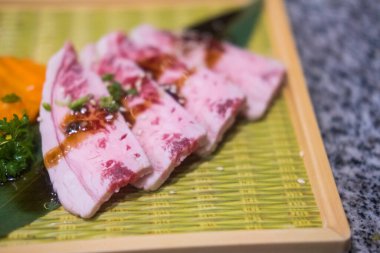 Tabakta soslu çiğ et. Kapat.