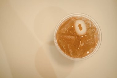 Soğuk, ferahlatıcı liçi sodanın bardaktaki en iyi görüntüsü.