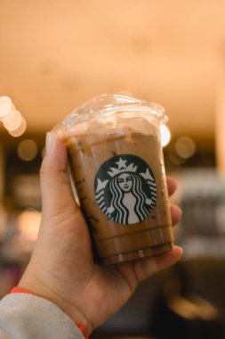 Samut Prakan, Tayland - 8 Ekim 2022 Starbucks 'taki plastik bardakta soğuk mocha içeceği. Meşhur kahve markası Amerika kökenlidir.