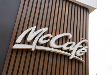 Samut Prakan, Tayland - 8 Ekim 2022: Büyük bir logo Mccafe. McCafe, McDonald 's' ın sahibi olduğu bir kahve evi tarzı yiyecek ve içecek zinciri.