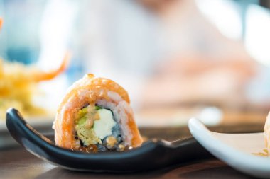 Somon, avokado ve krem peynirli suşi. Suşi menüsü. Japon yemeği.