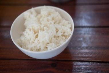 Tahta masadaki kasede pilav pişirdim.