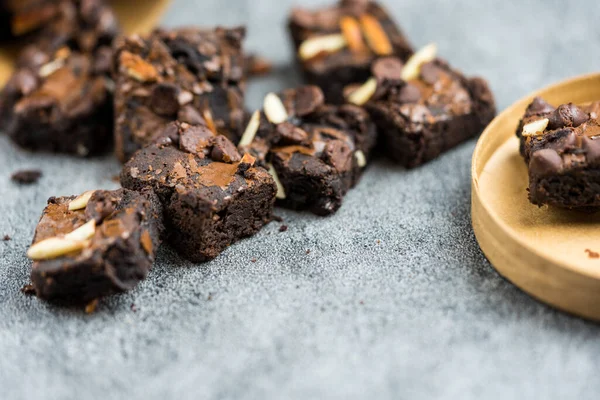 Topping Squared Brownies Almond Chocolate Chips Cut Pieces Fit — Stock Photo, Image