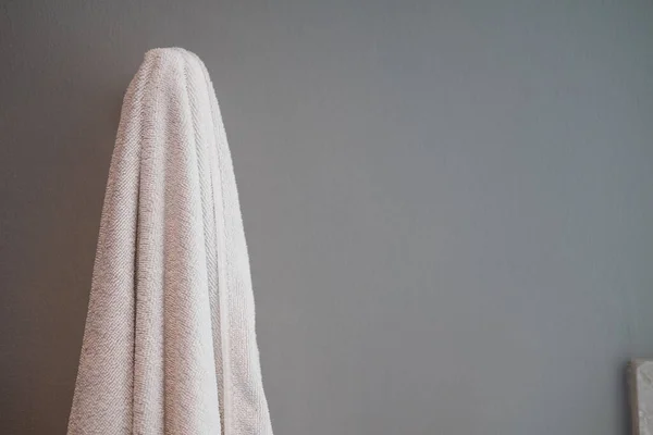 Χρησιμοποιημένη Λευκή Πετσέτα Κρεμασμένη Έναν Γάντζο Στον Τοίχο Στο Μπάνιο — Φωτογραφία Αρχείου