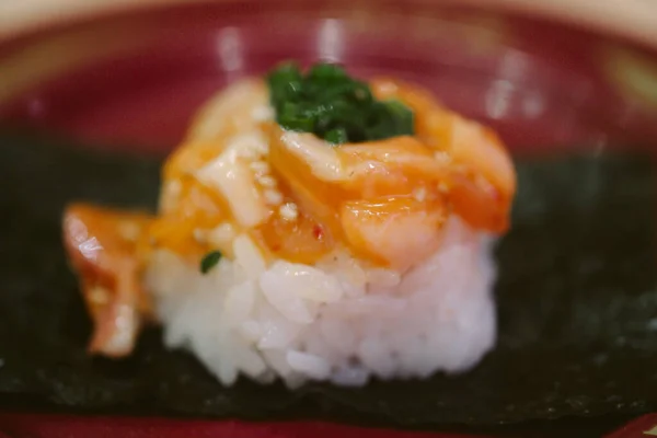 寿司鲑鱼与米放在海藻上 靠近点 — 图库照片