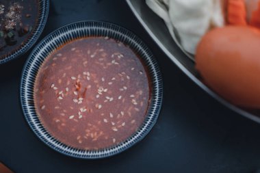 Suki sosu beyaz susamlı bir biber sosudur. Sukiyaki damlası.