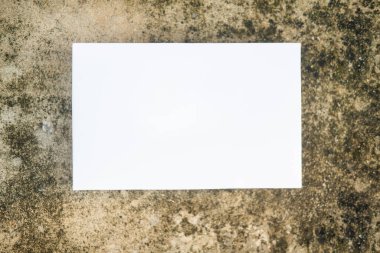 Beton zeminde beyaz bir parsel. Üst görünüm