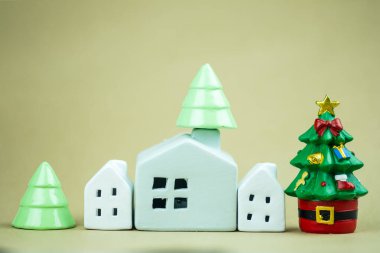 Noel ağacı ve ev. Minyatür konforlu ev, sezon tebriği. Şenlik Dekoru