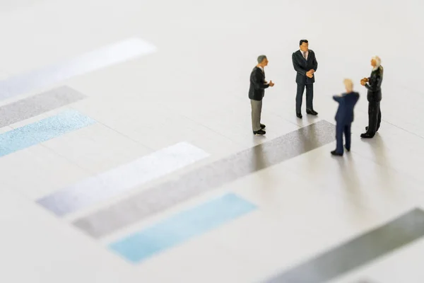 Grupo Hombres Negocios Miniatura Figuras Reunión Informe Gráfico Fondo Papel — Foto de Stock