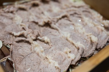 Kutuda yemeye hazır ince bir et parçası. Kapat.