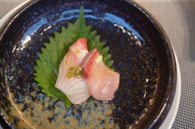Taze Hamachi saşimi. Japon yemekleri, lüks yemekler. Kapat.