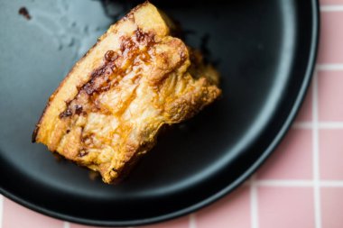 Kıtır kıtır domuz eti mi yoksa kızarmış domuz eti mi? Kapat.