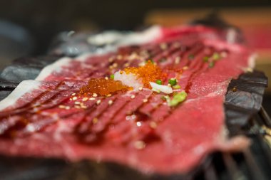 Oba yapraklarında kızarmış biftek, Japonya 'nın wagyu bifteği, geleneksel Japon fırınında ızgara, eski Japon mutfağı..