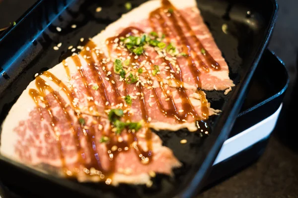 Bife Carne Wagyu Japonês Corta Sementes Gergelim Branco Cebolinha Fatiada — Fotografia de Stock