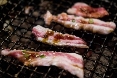 Sıcak kömür ocağının üstünde çiğ et ızgarası, Japon barbekü tarzı Yakiniku..