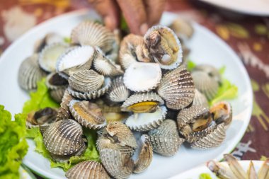 Haşlanmış midye ya da deniz tarağı, deniz ürünleri sosuyla yiyebilirsin.