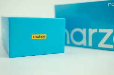 Samut Prakan, Tayland - 23 Ekim 2022: Real Narzo 50 5G mavi kutulu Realme logosu. Kapat.