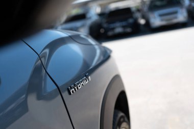 Samut Prakan, Tayland - 23 Ekim 2022: Hybrid imzalı yepyeni Toyota Corolla Cross aracının 1,8 litre hibrid motorlu kapanışı