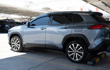 Samut Prakan, Tayland - 23 Ekim 2022: Er Toyota Corolla CROSS, Celestite gri metalik. Toyota 'nın son cipi. Hibrit motor. Otoparkta dördüncü nesil..