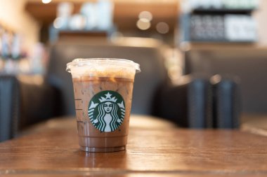 Samut Prakan, Tayland - 23 Ekim 2022 Starbucks 'taki plastik bardakta soğuk mocha içeceği. Meşhur kahve markası Amerika kökenlidir.