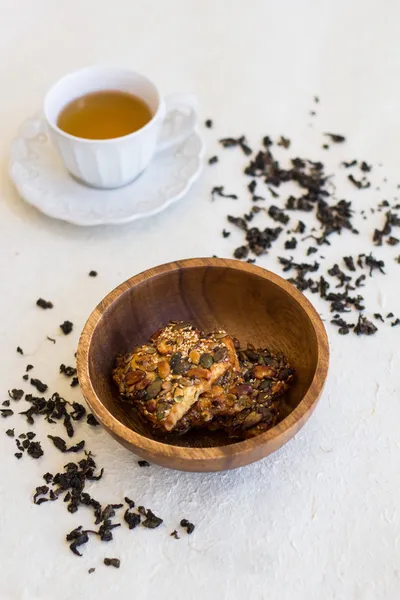 Tasse de biscuits au thé et aux noix — Photo