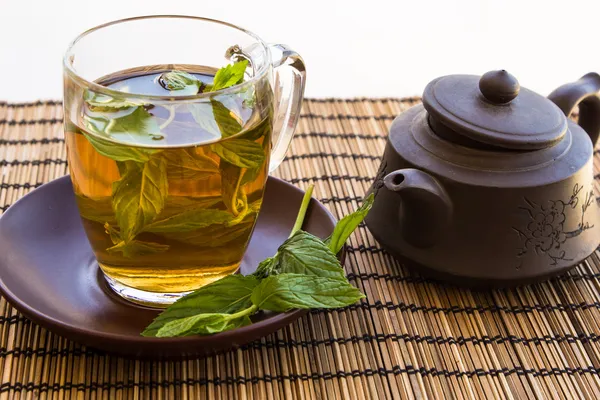 Zielona herbata i liści mięty w filiżance szkła — Zdjęcie stockowe