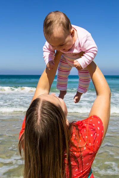 Mutter und süßes kleines Mädchen am Strand lizenzfreie Stockfotos