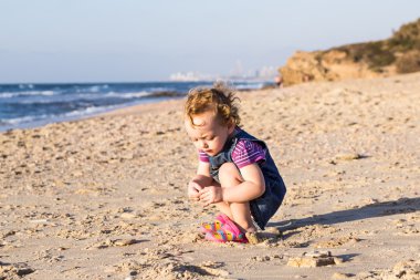 Kumsalda oynarken sevimli bebeğim