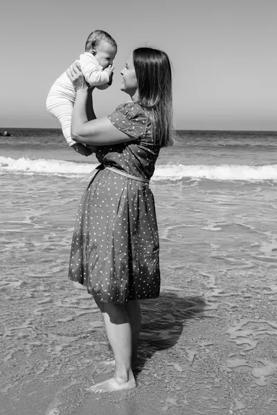 Mother and cute little baby girl on the beach — Stock Photo, Image