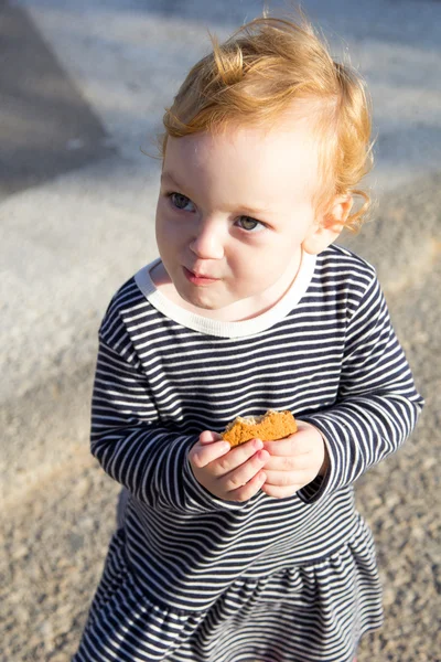 Ładny mała dziewczynka z ciasteczkami — Zdjęcie stockowe