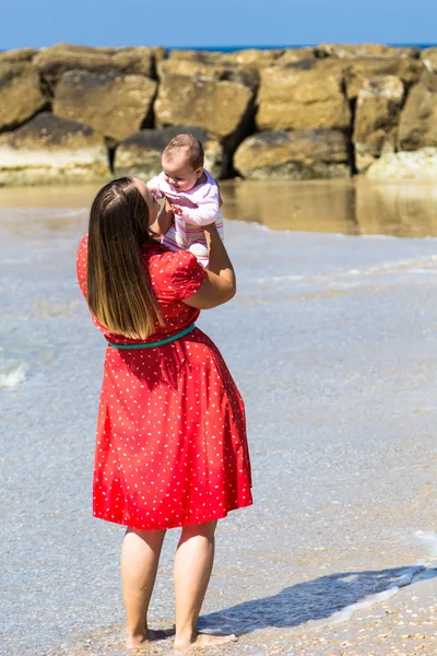 Mother and cute little baby girl on the beach — Stock Photo, Image