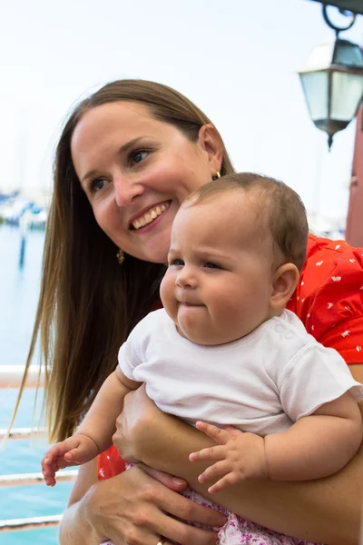 Mother and cute little baby girl on the beach — Stock Photo, Image