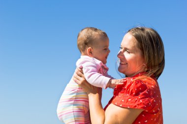 Anne ve sevimli küçük bebek kız sahilde