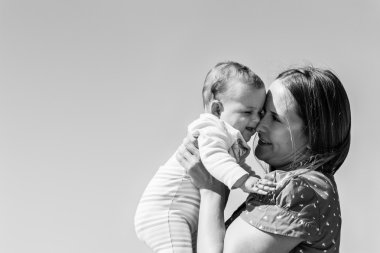 Anne ve sevimli küçük bebek kız sahilde