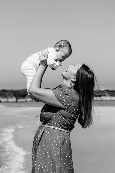 Мать и милая маленькая девочка на пляже — стоковое фото