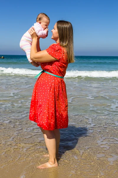 Мать и милая маленькая девочка на пляже — стоковое фото