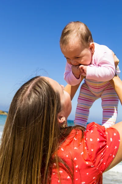 Mother and cute little baby girl on the beach — Stock Photo, Image