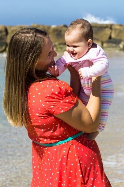 Mother and cute little baby girl on the beach — Stock Photo, Image