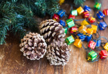 garland ve diken diken Noel kompozisyonu