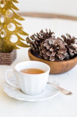 çay, darbelere ve Noel ağacı Kupası ile kompozisyon