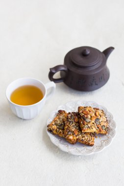 bir fincan çay ve cevizli kurabiye