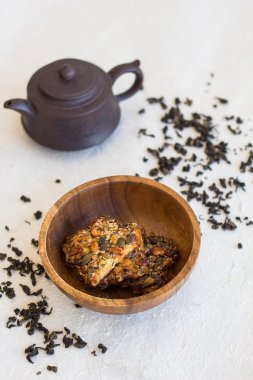 bir fincan çay ve cevizli kurabiye