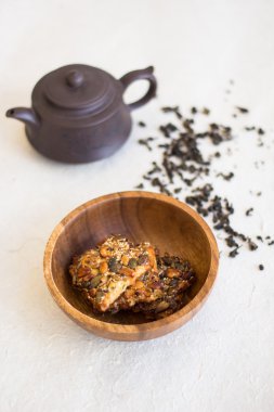 bir fincan çay ve cevizli kurabiye