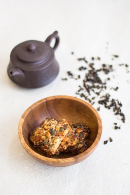 bir fincan çay ve cevizli kurabiye