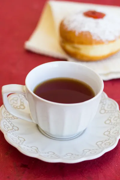 Uma xícara de chá com donut fresco — Fotografia de Stock