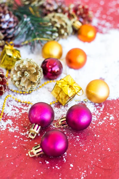 Composición navideña con guirnalda, bolas y golpes — Foto de Stock