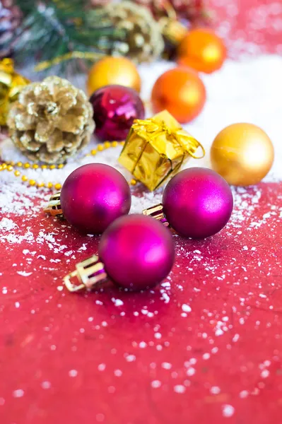 Composición navideña con guirnalda, bolas y golpes — Foto de Stock