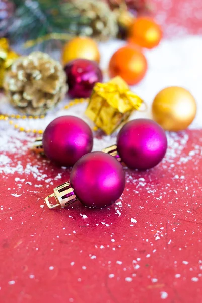Composizione natalizia con ghirlanda, palle e dossi — Foto Stock