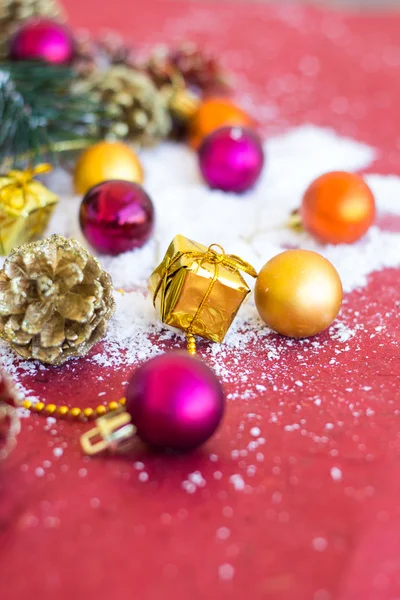 Weihnachtskomposition mit Girlanden, Kugeln und Beulen — Stockfoto